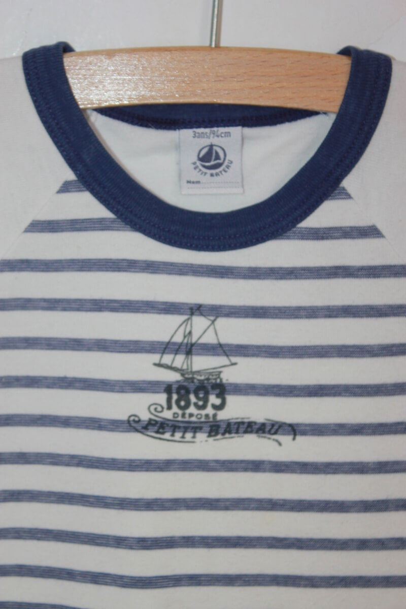 tweedehands katoenen wit en blauw gestreept shirtje met korte mouwen in maat 92 voor een jongen van Petit Bateau