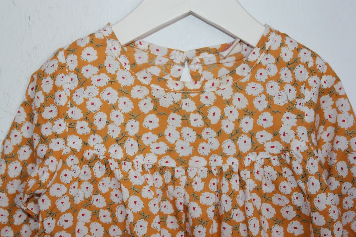 tweedehands korte liberty playsuit in multicolour met lange mouwen, maat 74 voor een baby meisje