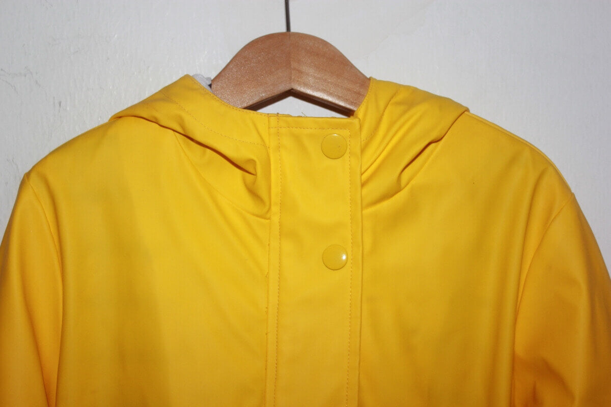 tweedehands gele unisex regenjas met capuchon in maat 128 van fitsme
