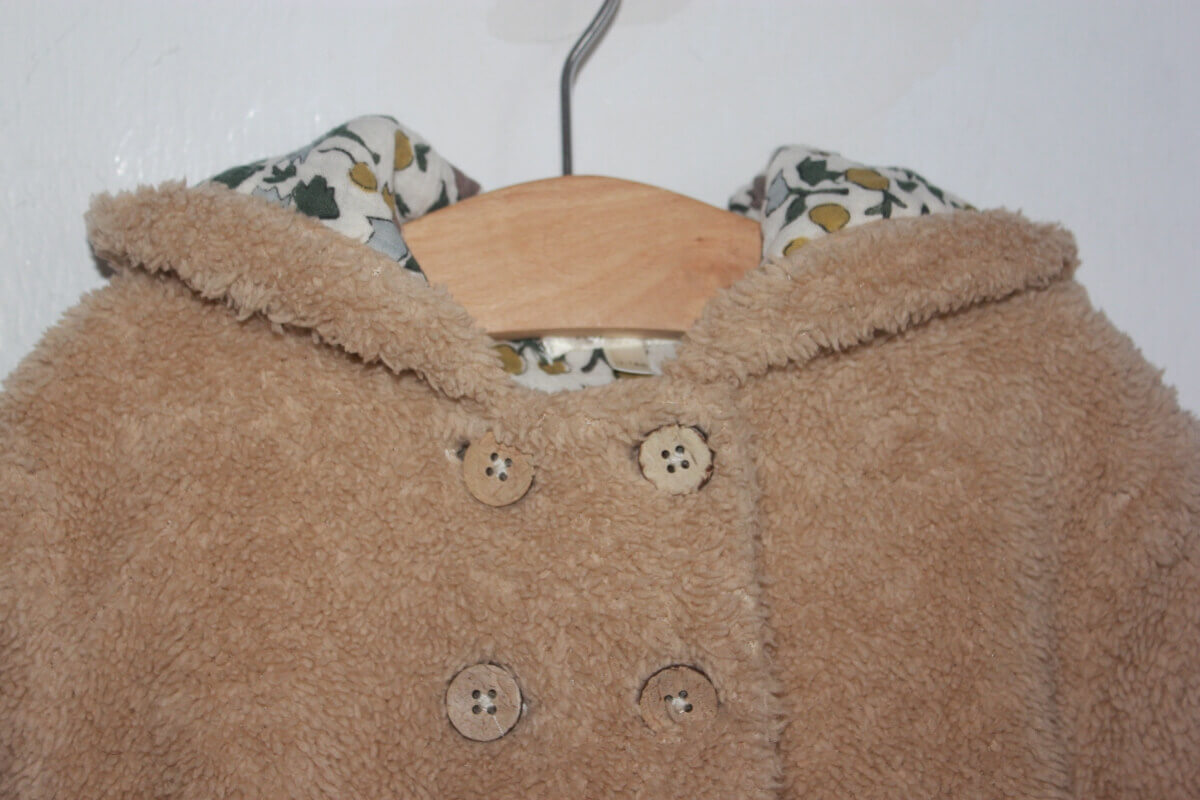 tweedehands beige fake fur jas met gebloemde voering en capuchon in maat 80 voor een baby meisje van rylee + cru
