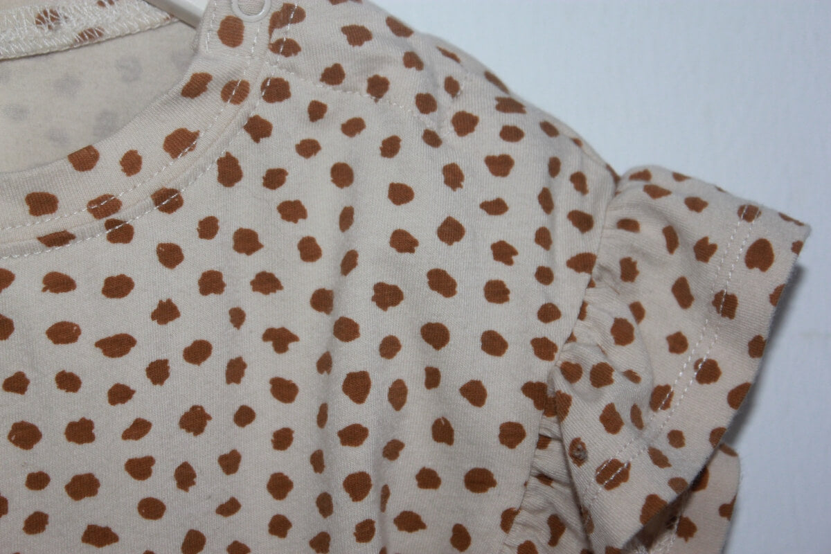 tweedehands beige zomers setje met bruine vlekjes in maat 6-12 maanden voor een baby meisje van rylee + cru