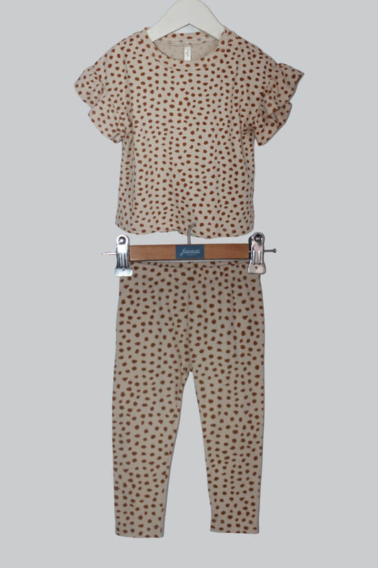 tweedehands beige zomers setje met bruine vlekjes in maat 6-12 maanden voor een baby meisje van rylee + cru