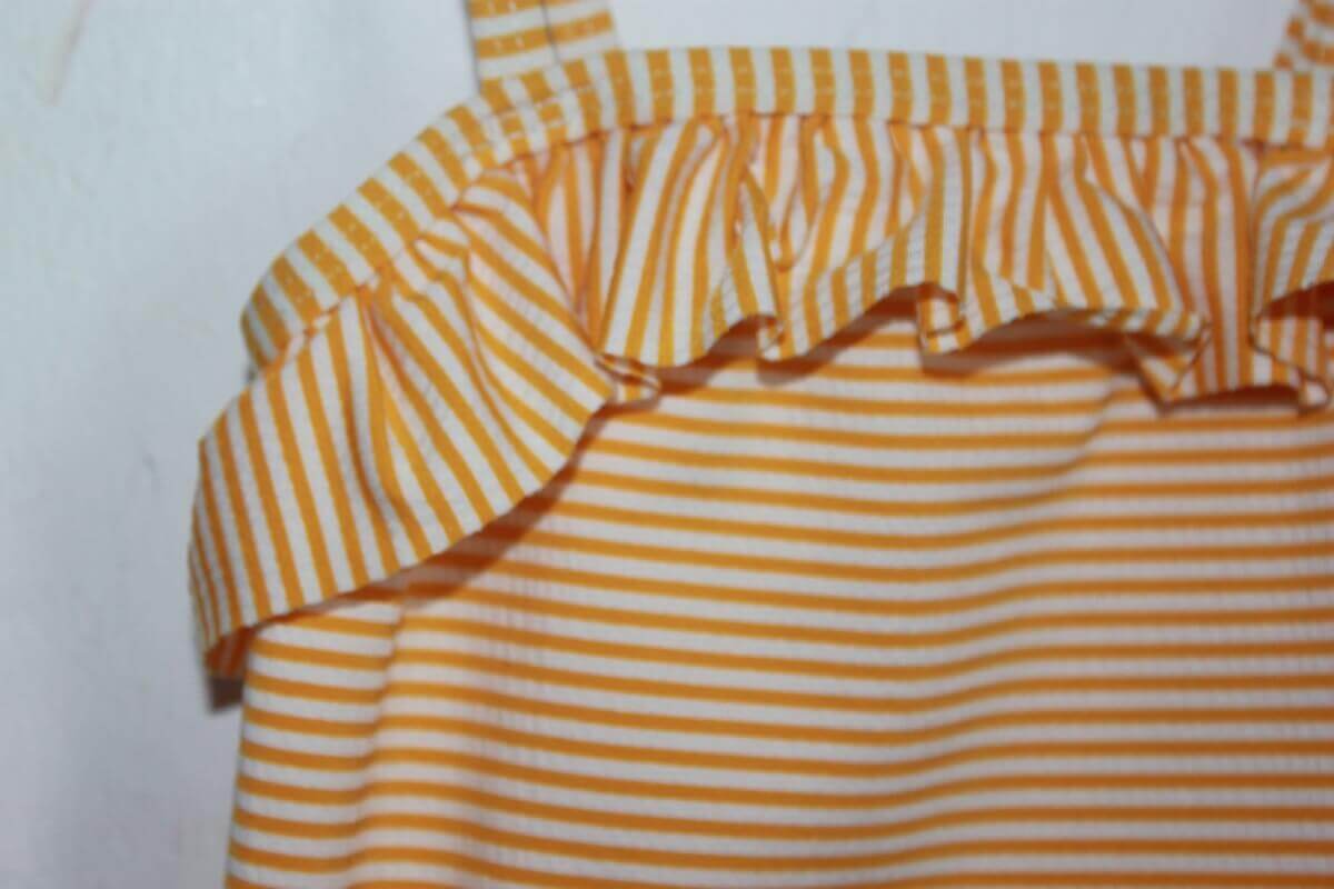 tweedehands geel en wit gestreept badpak met volants in maat 80 voor een baby meisje van shein