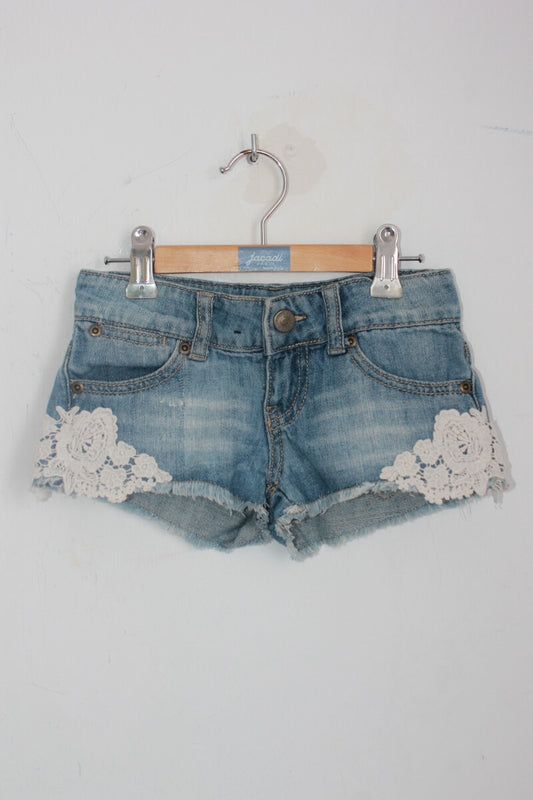 tweedehands blauwe denim short met creme kant in maat 110 voor een meisje van sisley