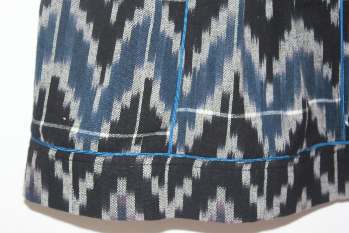 tweedehands zwart met grijs en blauwe rok van soeur in maat 134