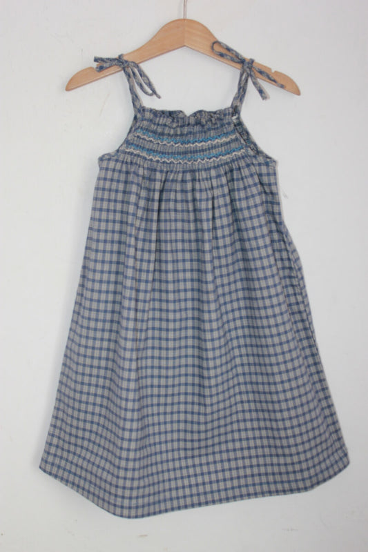 tweedehands katoenen zomerse geruite  en gesmockte jurk met schouderbandjes in maat 128 van stay little