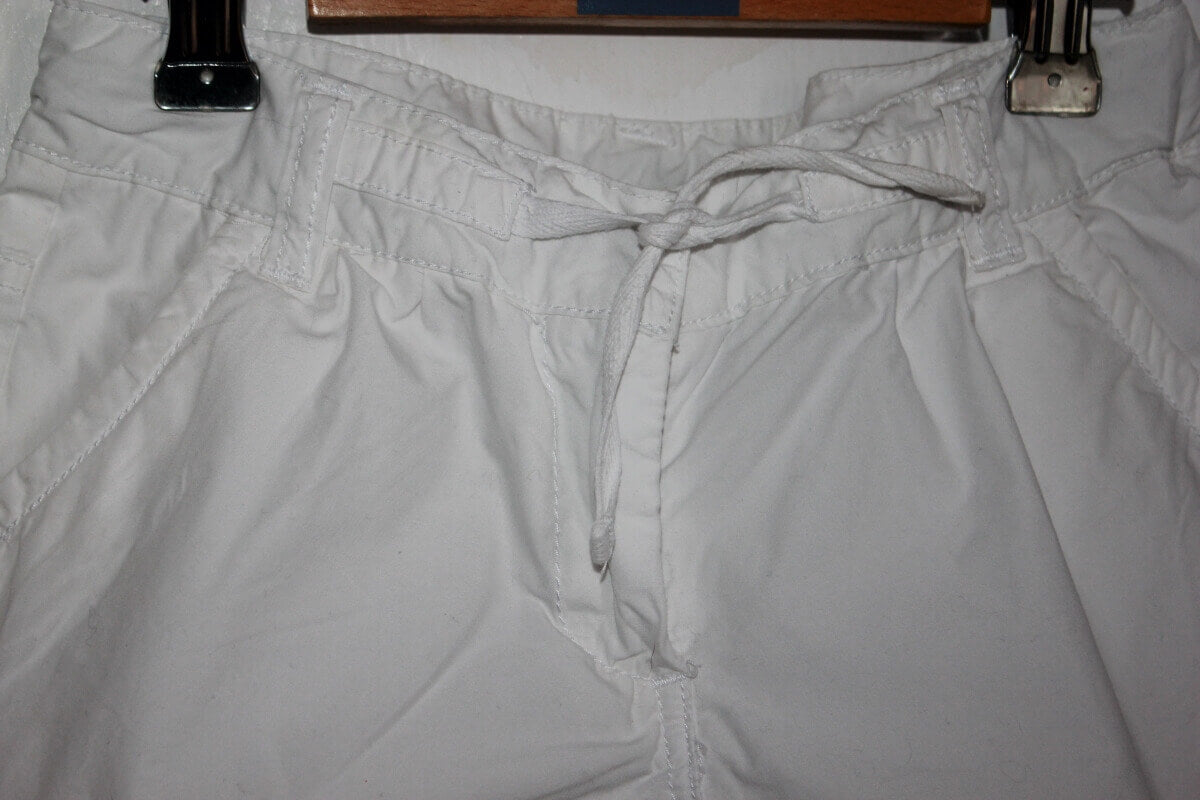 tweedehands katoenen witte korte broek in maat 128 voor een meisje van tao