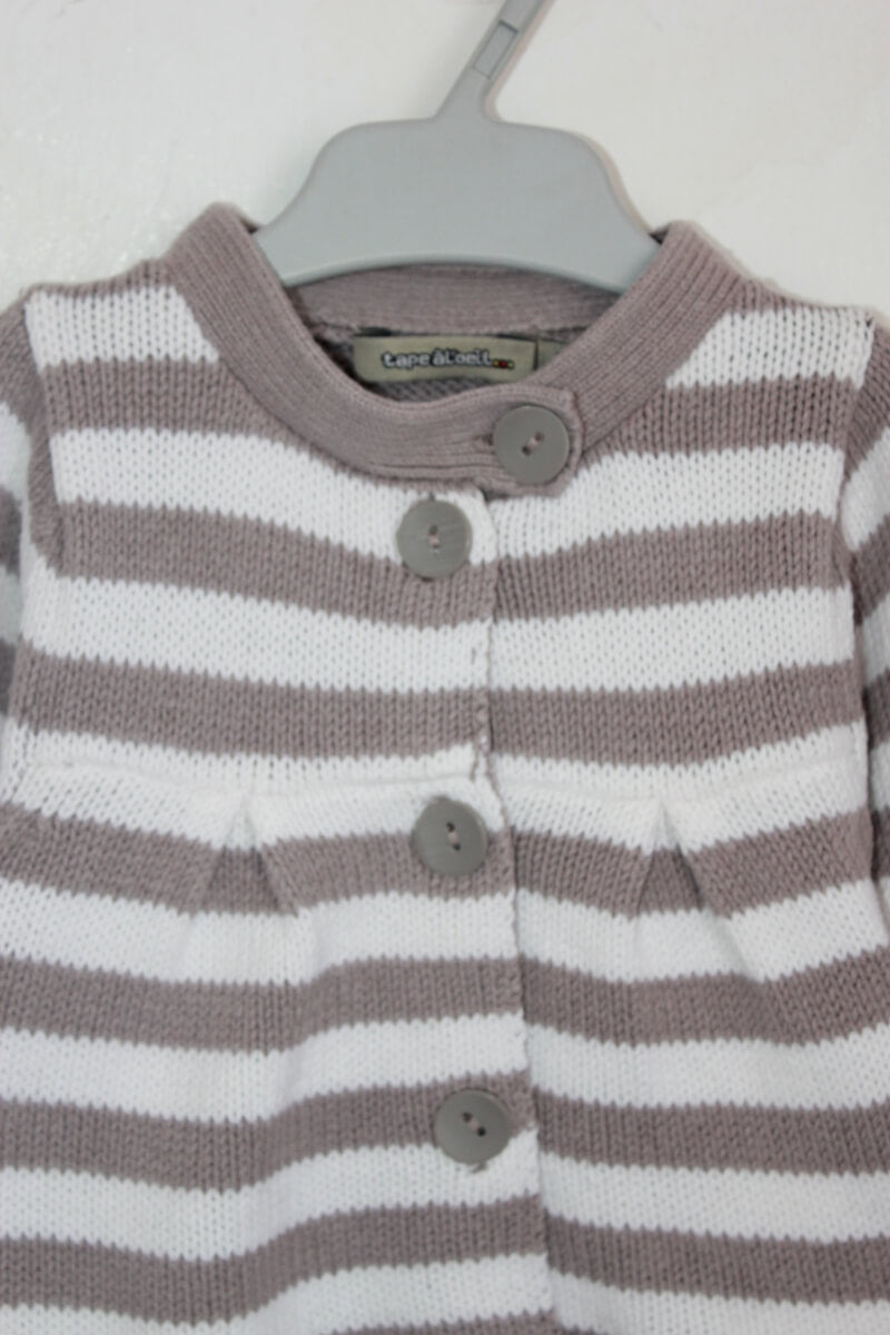 tweedehands grijs met wit gestreept vest in maat 68 voor een baby meisje van tao