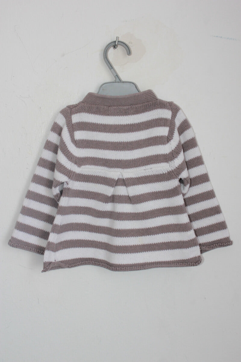 tweedehands grijs met wit gestreept vest in maat 68 voor een baby meisje van tao