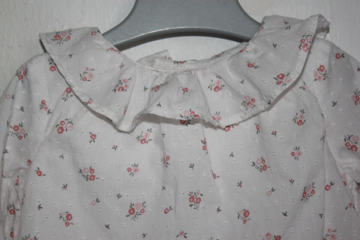 Tweedehands katoenen wit-roze gebloemde blouse met lange mouwen, volantkraagje en geintegreerde romper  van tex in maat 62