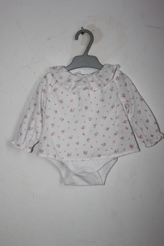 Tweedehands katoenen wit-roze gebloemde blouse met lange mouwen, volantkraagje en geintegreerde romper  van tex in maat 62