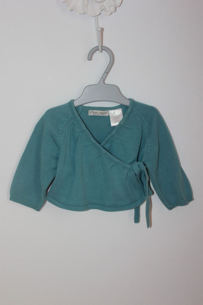 preloved katoenen blauwgroen wikkelvestje van a l´heure anglaise in maat 62  voor een baby meisje