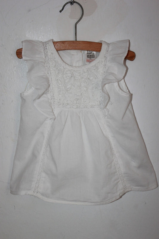 tweedehands katoenen mouwloze blouse, in wit en ecru, met volants aan de voorzijde, in maat 86 van zara