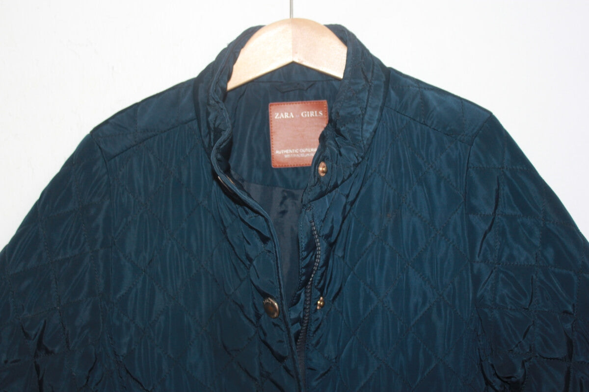 Tweedehands donkerblauwe jas voor het tussenseizoen in maat 128 voor een meisje van zara 