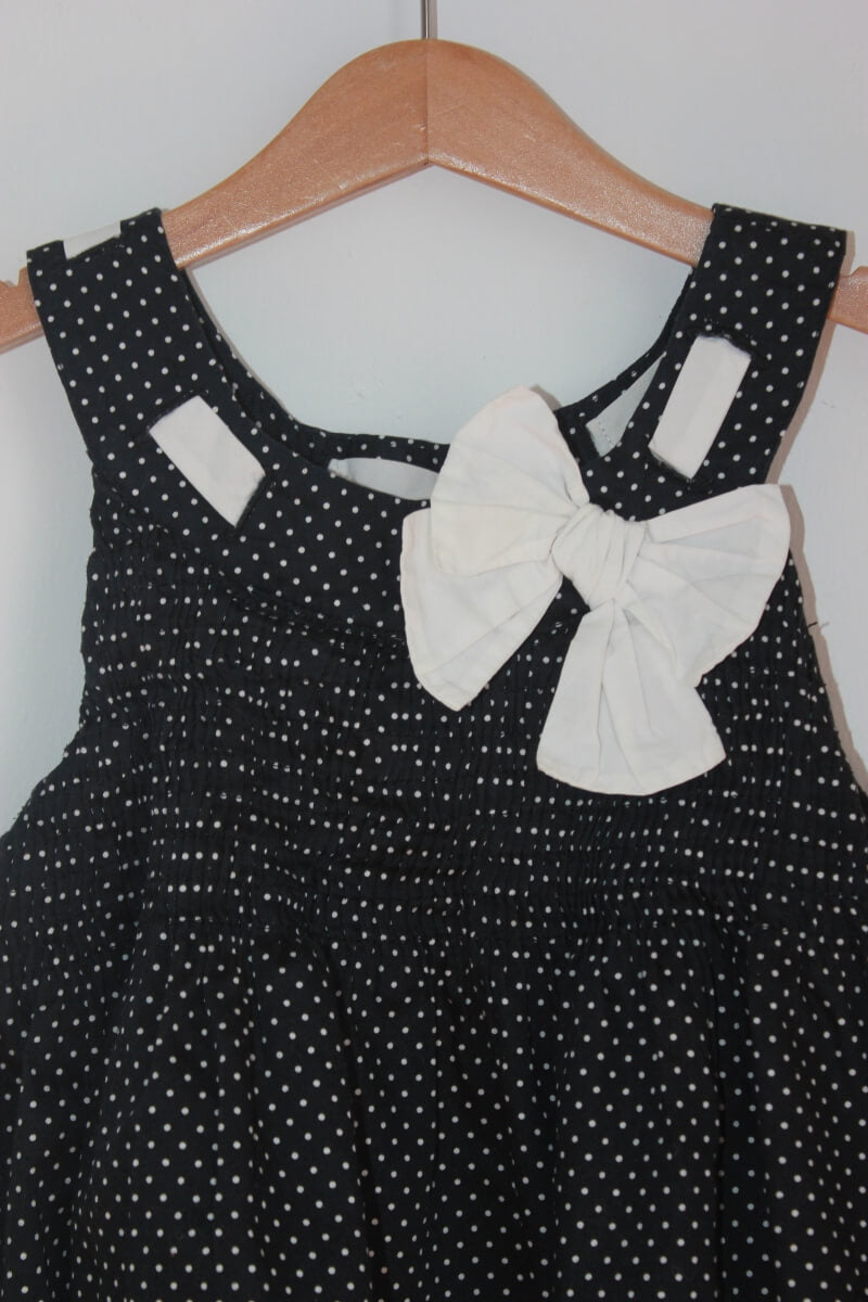 preloved katoenen zomerse mouwloze zwarte jurk met witte stipjes in maat 146 van zara