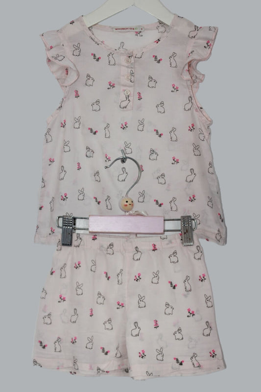 tweedehands zomerse lichtroze pyjama  met konijntjes in maat 98-104 van monoprix