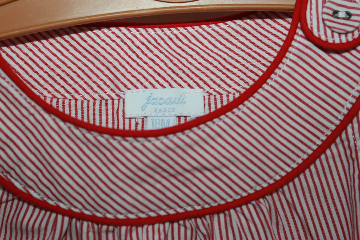 tweedehands katoenen zomerse mouwloze rood met wit gestreepte jurk van jacadi in maat 80