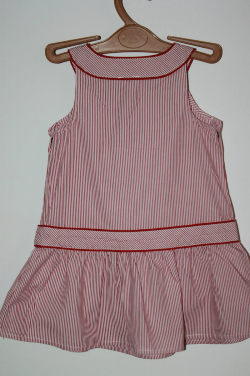 tweedehands katoenen zomerse mouwloze rood met wit gestreepte jurk van jacadi in maat 80