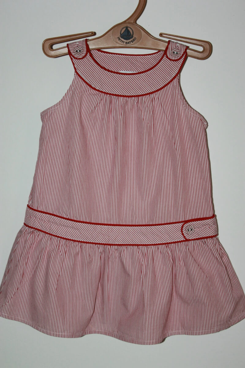 tweedehands katoenen zomerse mouwloze rood met wit gestreepte jurk van jacadi in maat 80