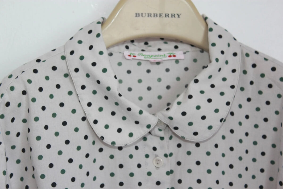 tweedehands katoenen lichtgrijze blouse met zwarte en groene stippen en lange mouwen van bonpoint, maat 146-152 voor een meisje