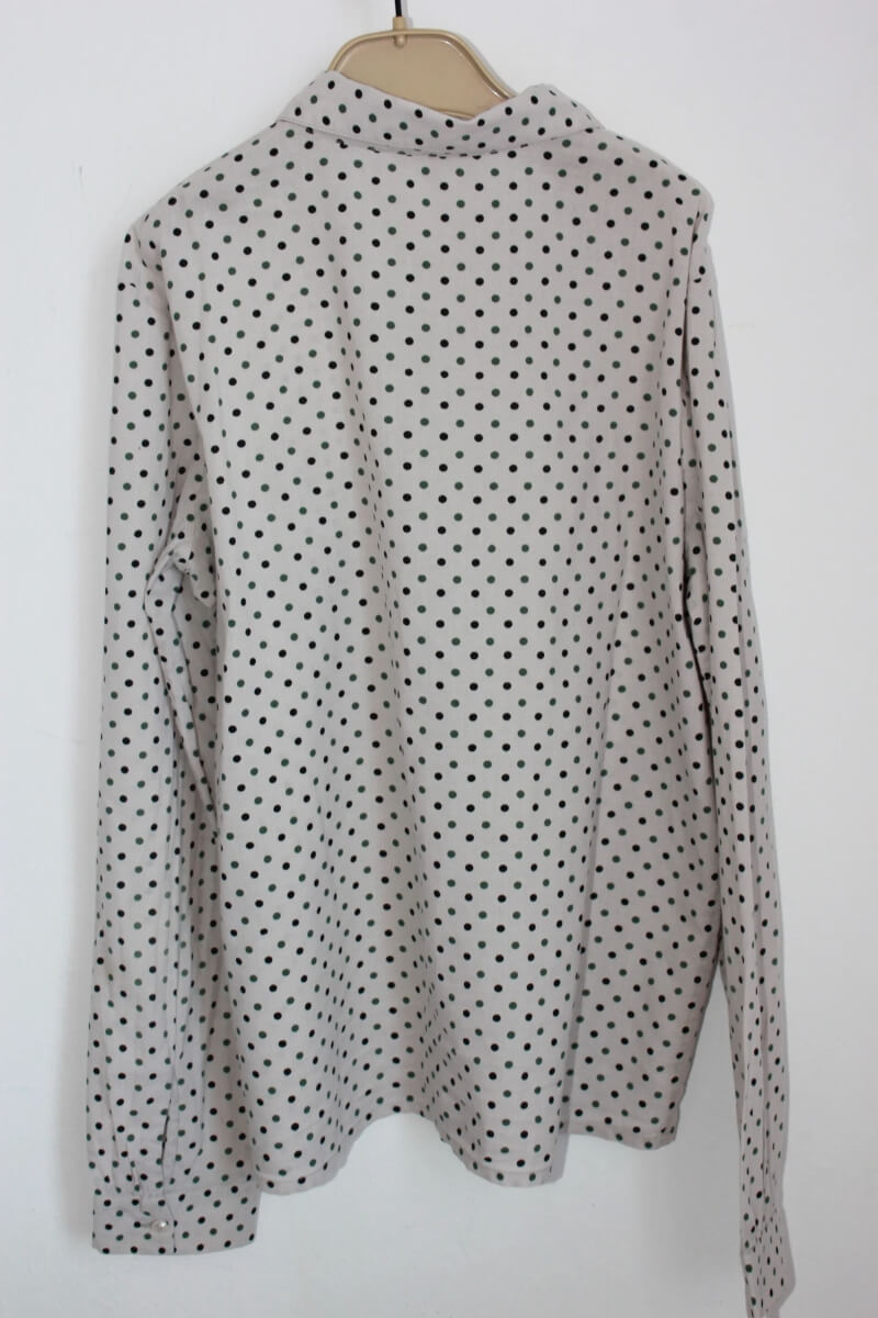 tweedehands katoenen lichtgrijze blouse met zwarte en groene stippen en lange mouwen van bonpoint, maat 146-152 voor een meisje
