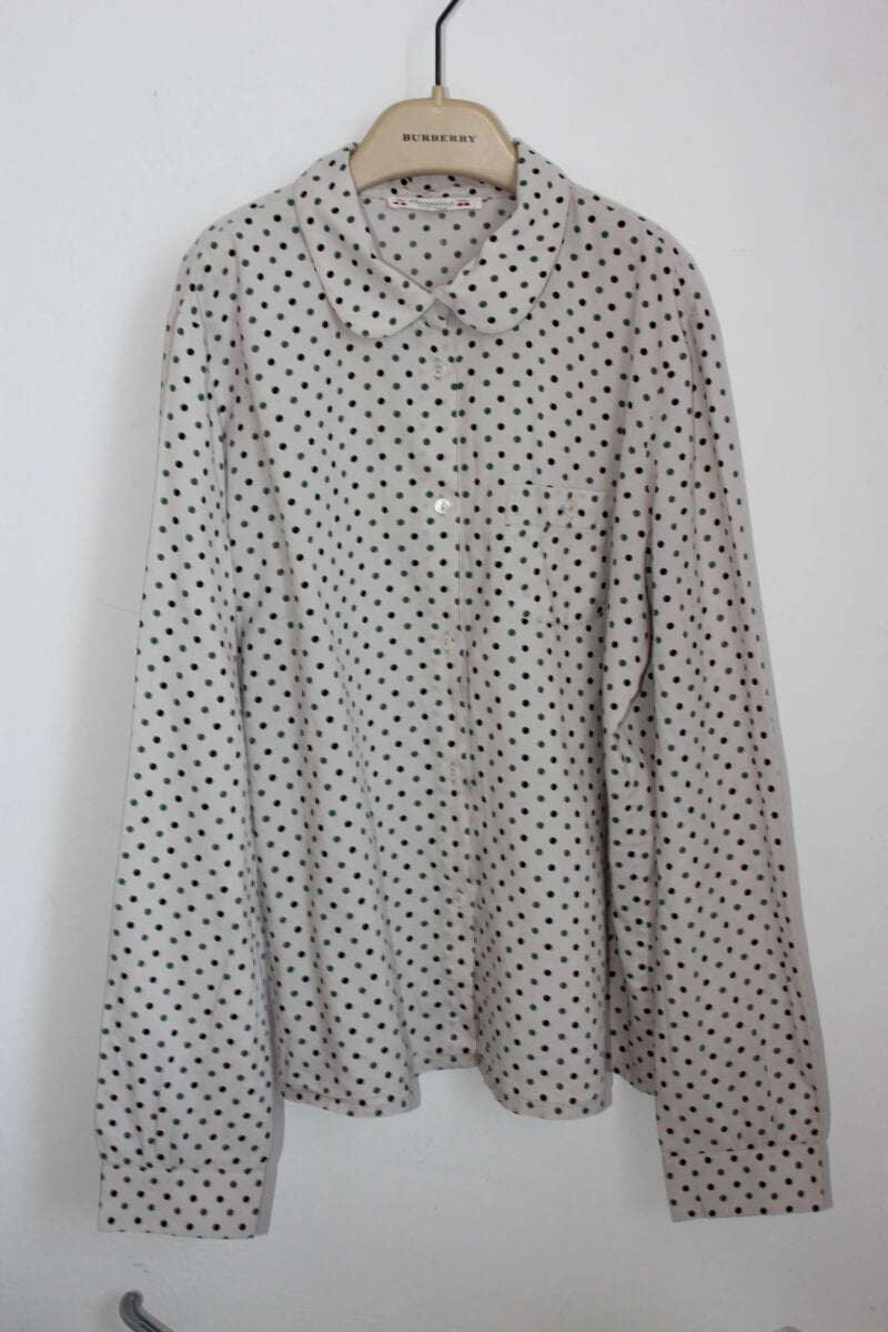 tweedehands katoenen lichtgrijze blouse met zwarte en groene stippen en lange mouwen van bonpoint, maat 146-152 voor een meisje