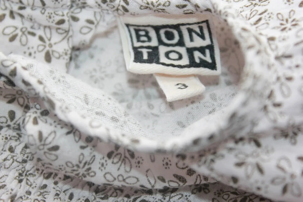 tweedehands katoenen creme en taupe gebloemde blouse met lange mouwen en volantkraagje van bonton in maat 62 voor een baby meisje