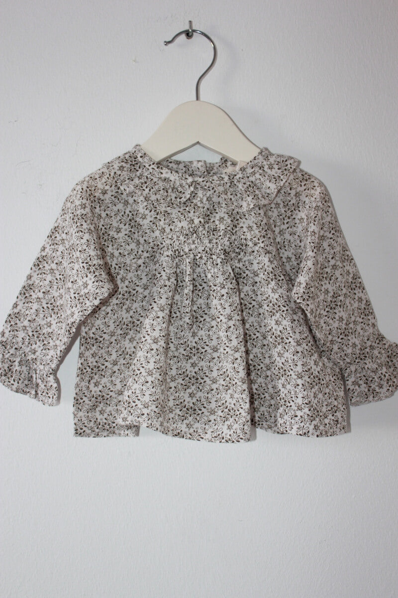 tweedehands katoenen creme en taupe gebloemde blouse met lange mouwen en volantkraagje van bonton in maat 62 voor een baby meisje