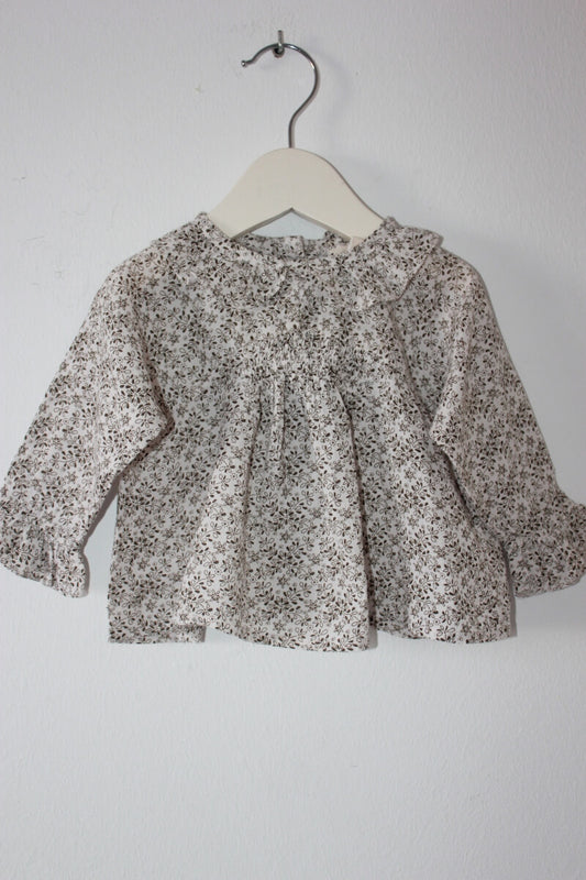 tweedehands katoenen creme en taupe gebloemde blouse met lange mouwen en volantkraagje van bonton in maat 62 voor een baby meisje