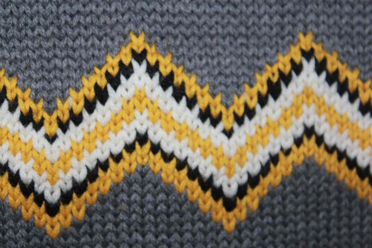 tweedehands unisex wollen warme grijze trui (met geel, ecru en zwart) van bonton maat 122-128