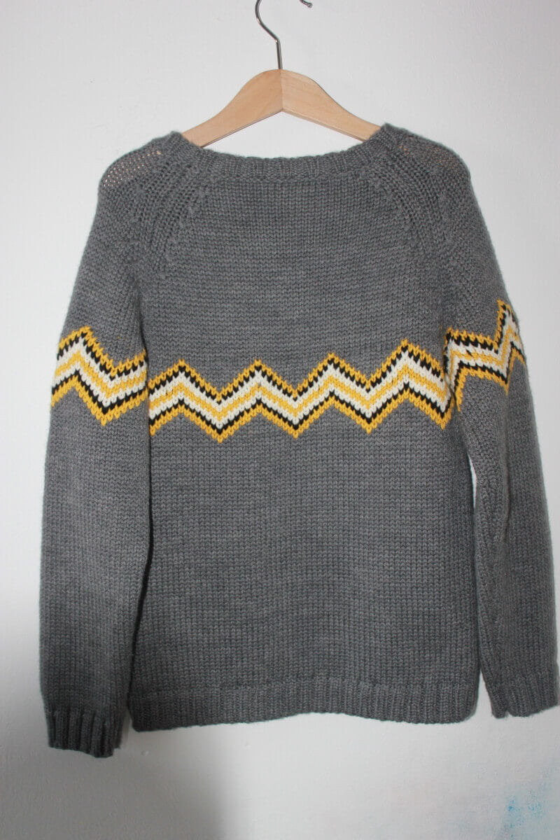 tweedehands unisex wollen warme grijze trui (met geel, ecru en zwart) van bonton maat 122-128