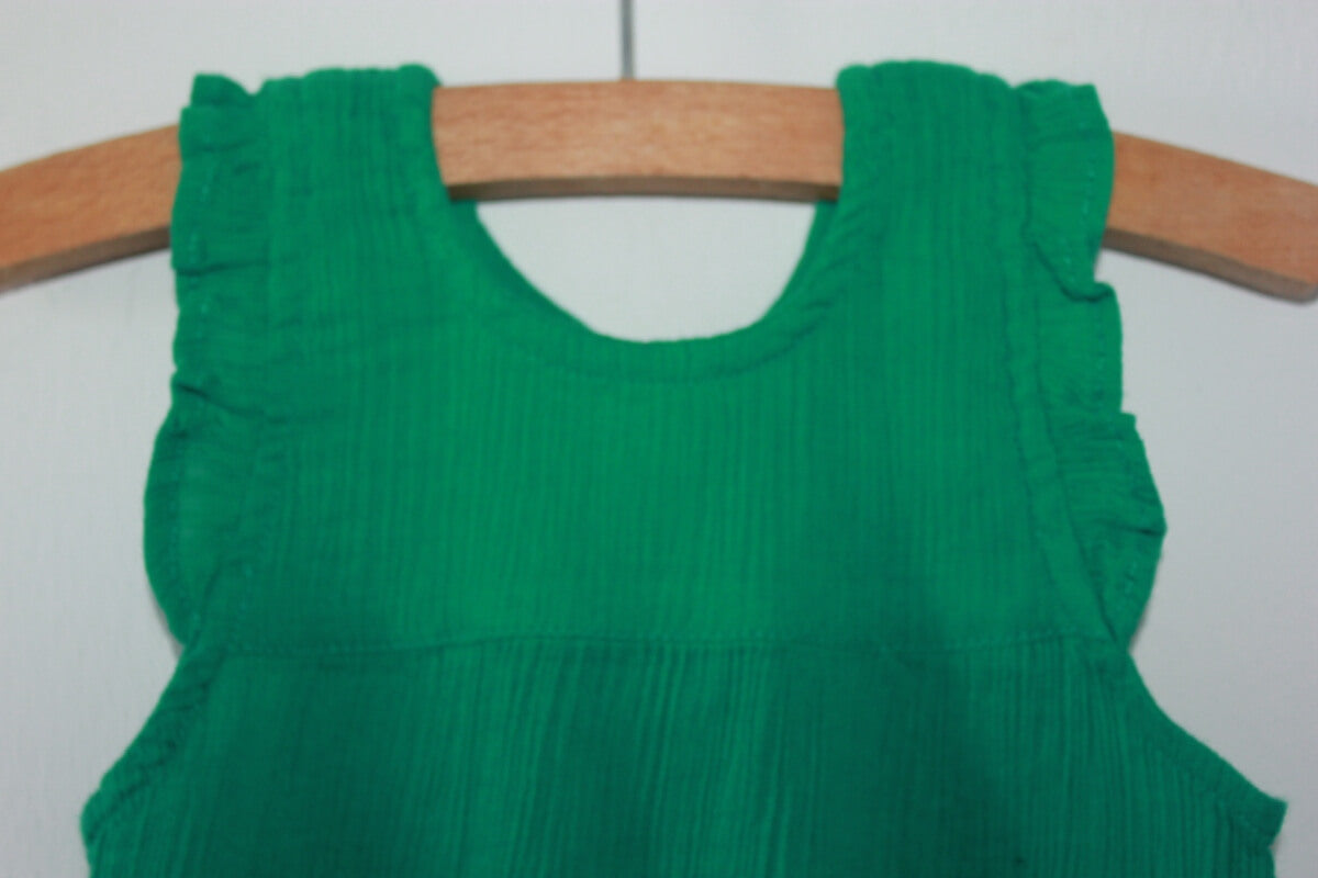 preloved katoenen zomerse groene mouwloze blouse van wowo paris in maat 62 voor een baby meisje