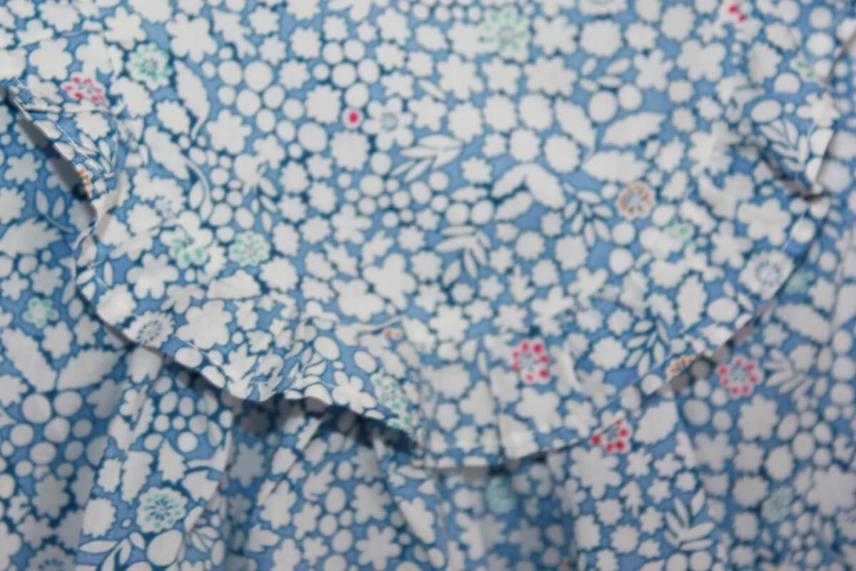 tweedehands katoenen zomerse mouwloze blauw met wite gebloemde jurk (met roze details) van jacadi in maat 68