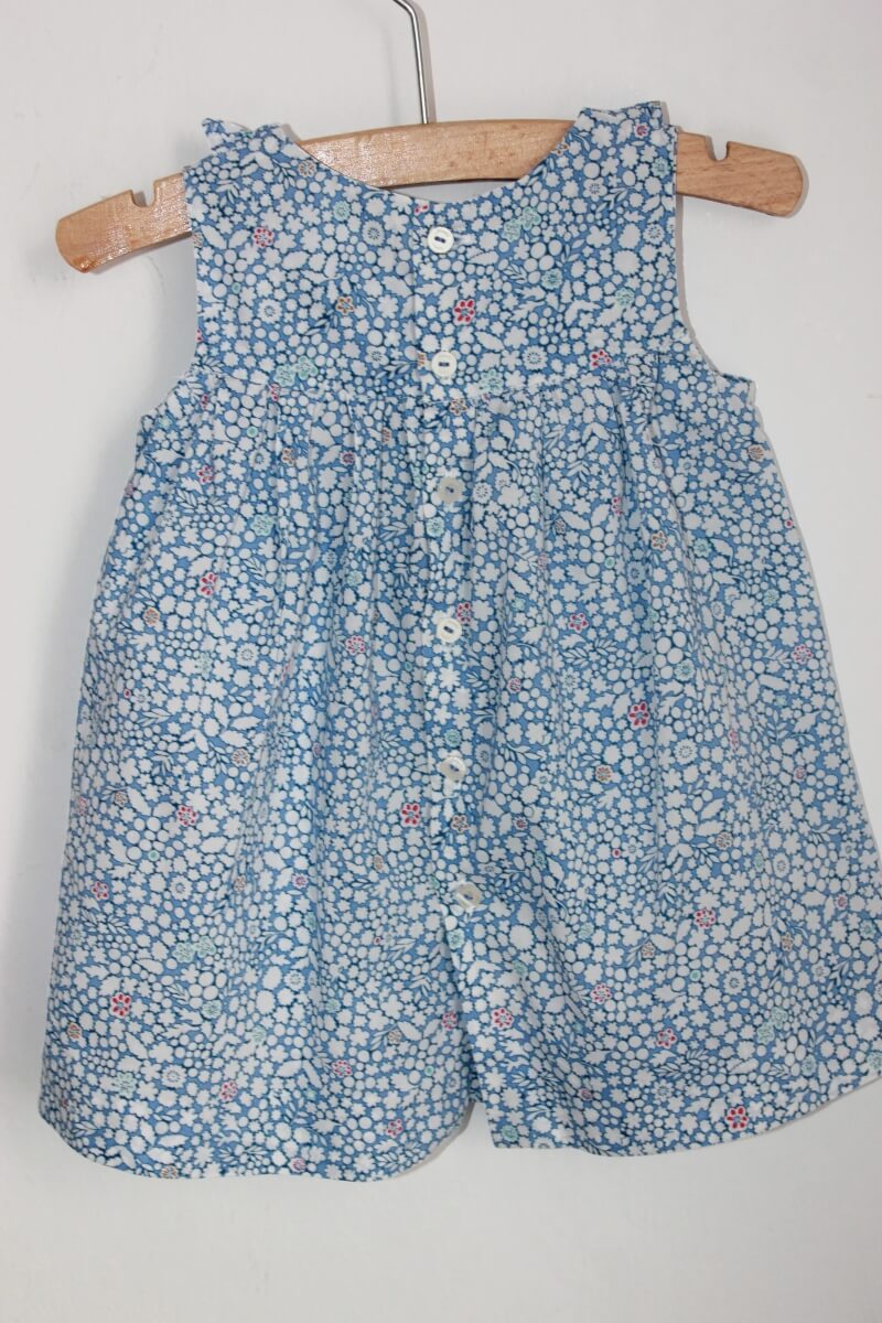 tweedehands katoenen zomerse mouwloze blauw met wite gebloemde jurk (met roze details) van jacadi in maat 68