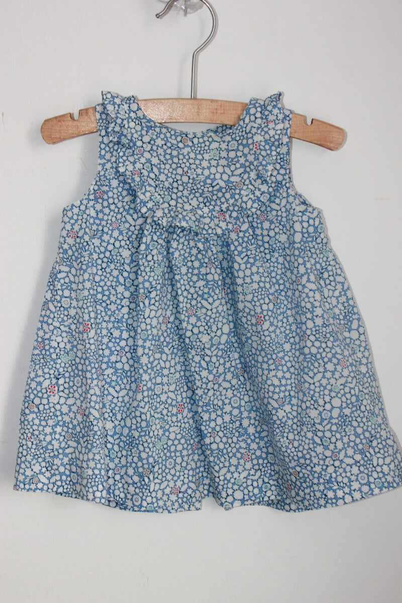 tweedehands katoenen zomerse mouwloze blauw met wite gebloemde jurk (met roze details) van jacadi in maat 68