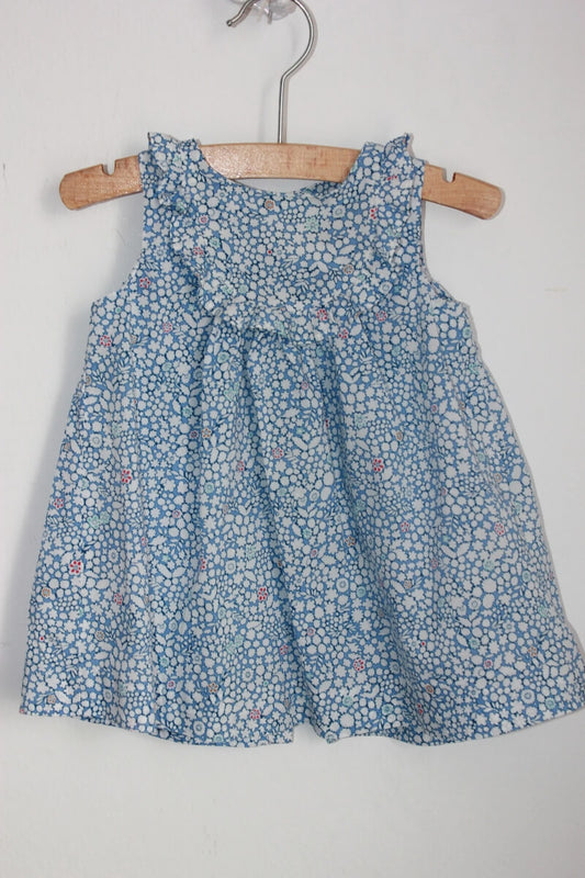 tweedehands katoenen zomerse mouwloze blauw met wite gebloemde jurk (met roze details) van jacadi in maat 68