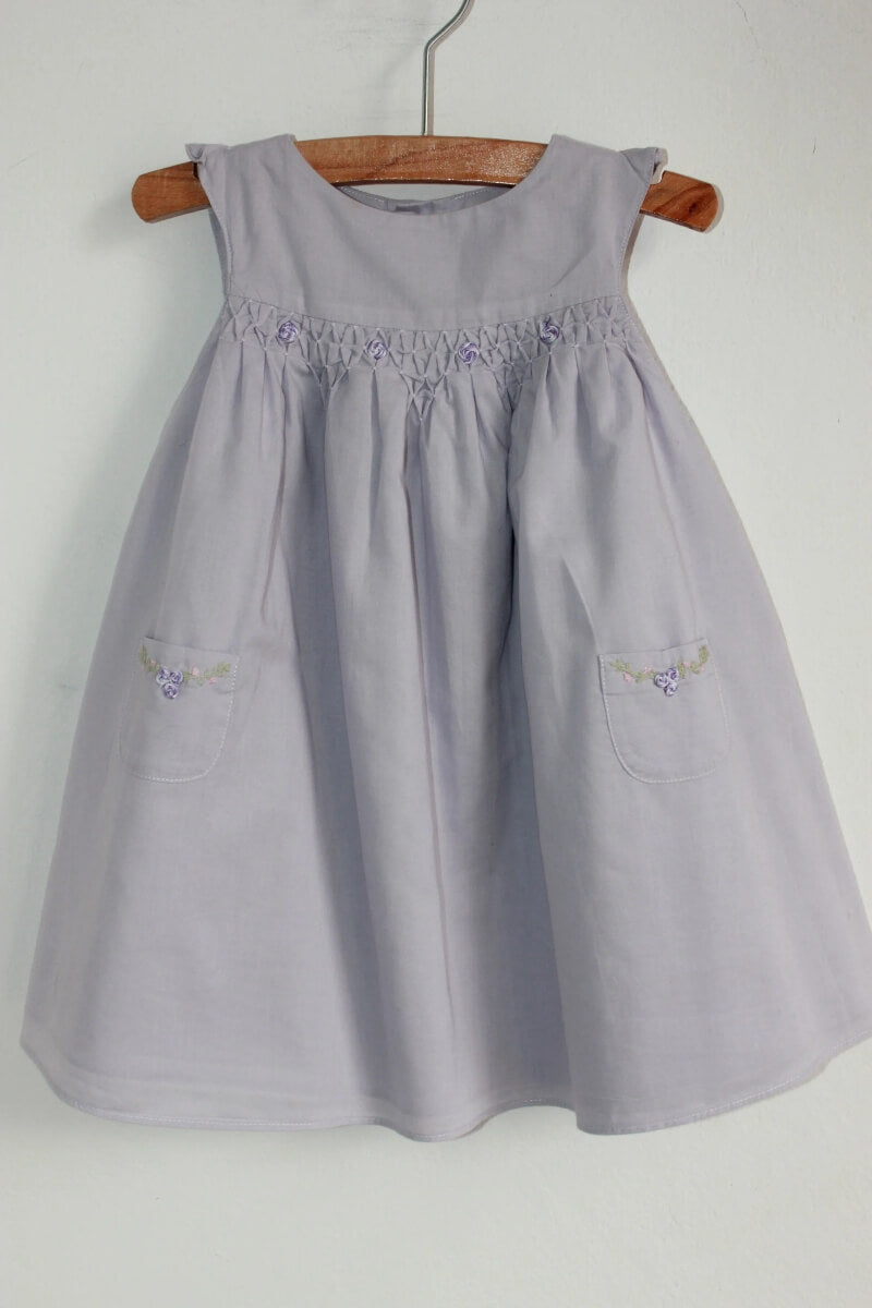 tweedehands katoenen zomerse mouwloze gesmockte lila jurk van jacadi in maat 86