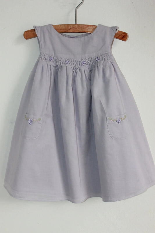 tweedehands katoenen zomerse mouwloze gesmockte lila jurk van jacadi in maat 86