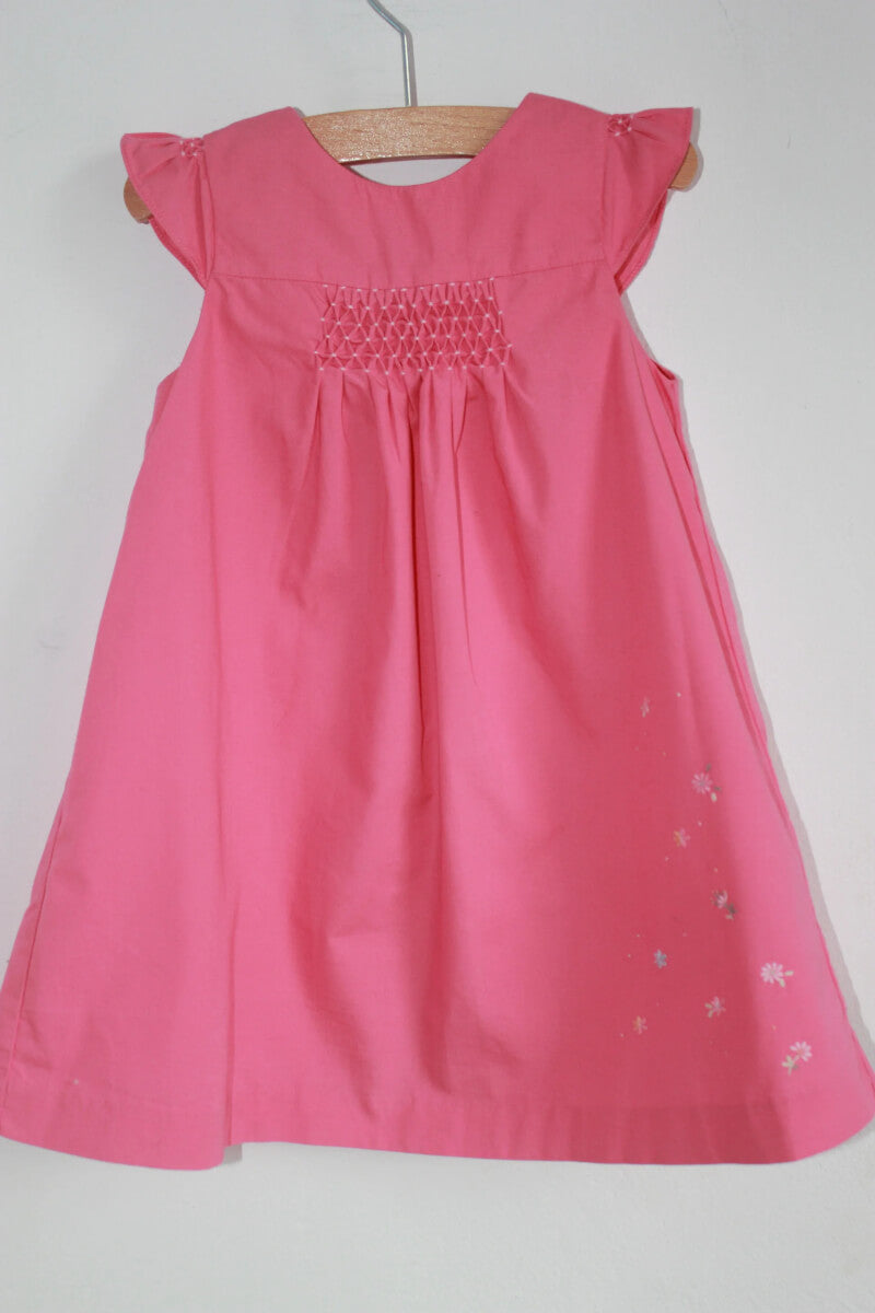 tweedehands katoenen zomerse roze gesmokte jurk met korte volantmouwen van jacadi in maat 80