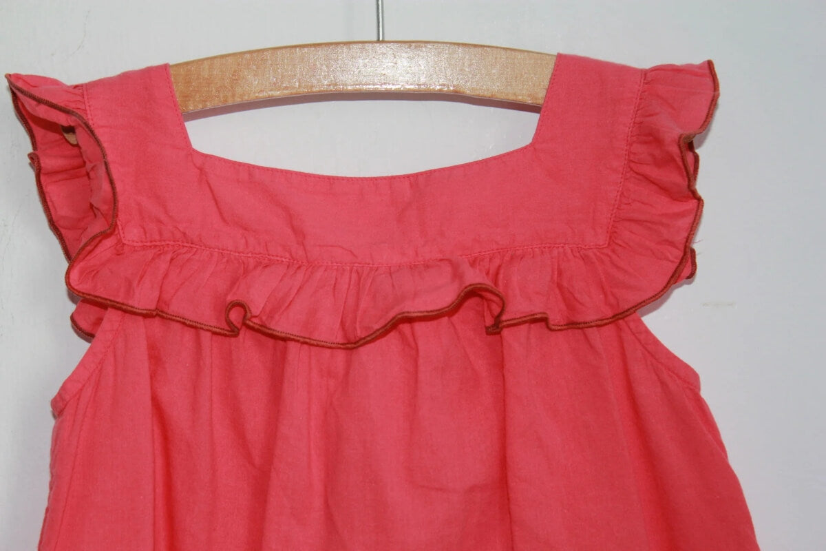 tweedehands katoenen zomerse mouwloze koraalroze bloese met volants van bonton in maat 98-104 voor een meisje