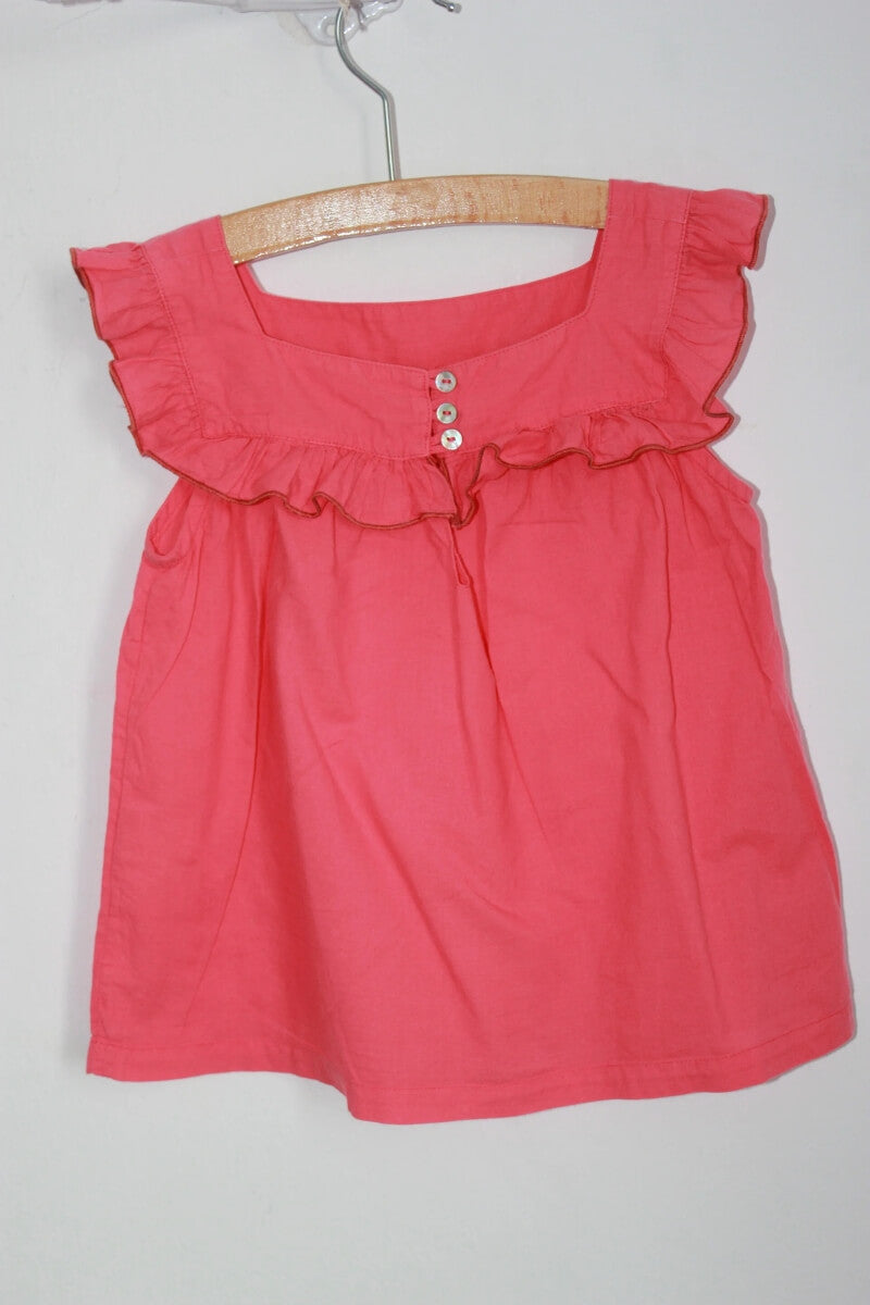tweedehands katoenen zomerse mouwloze koraalroze bloese met volants van bonton in maat 98-104 voor een meisje