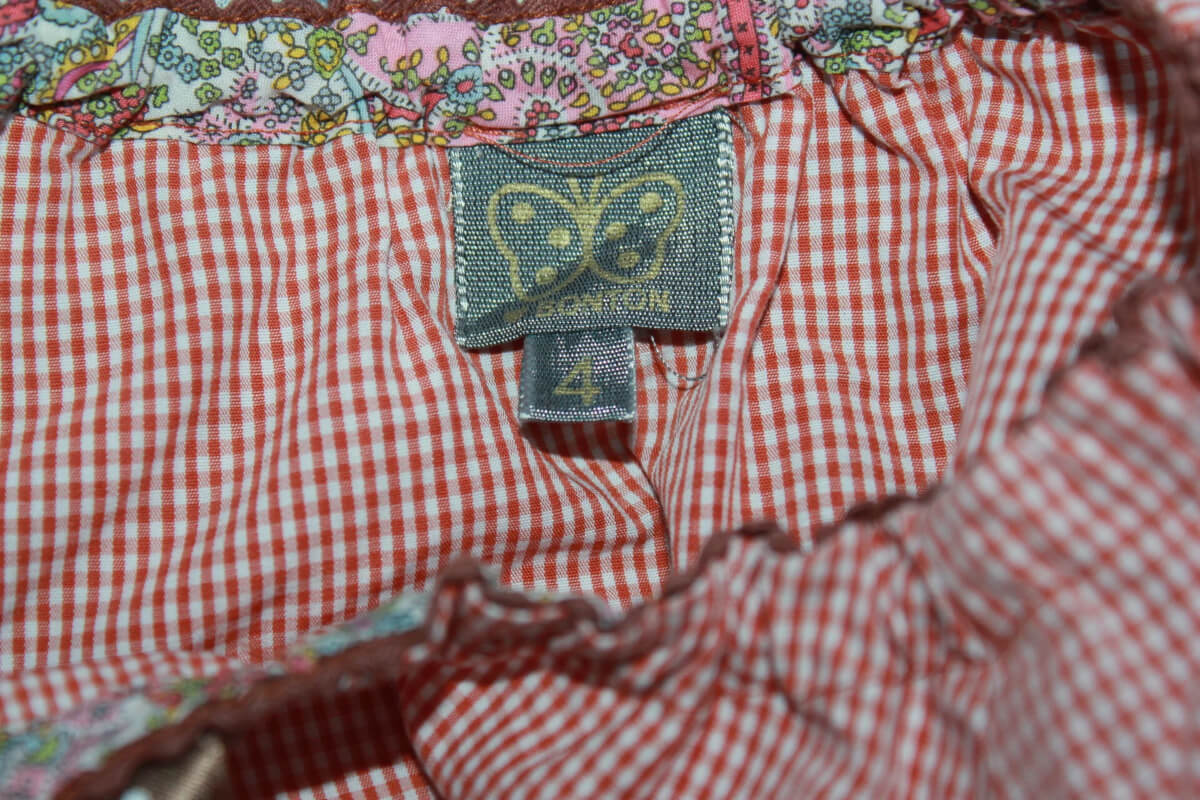 tweedehands katoenen zomerse geruite jurk in bruinroze en ecru, met korte mouwen van bonton in maat 104