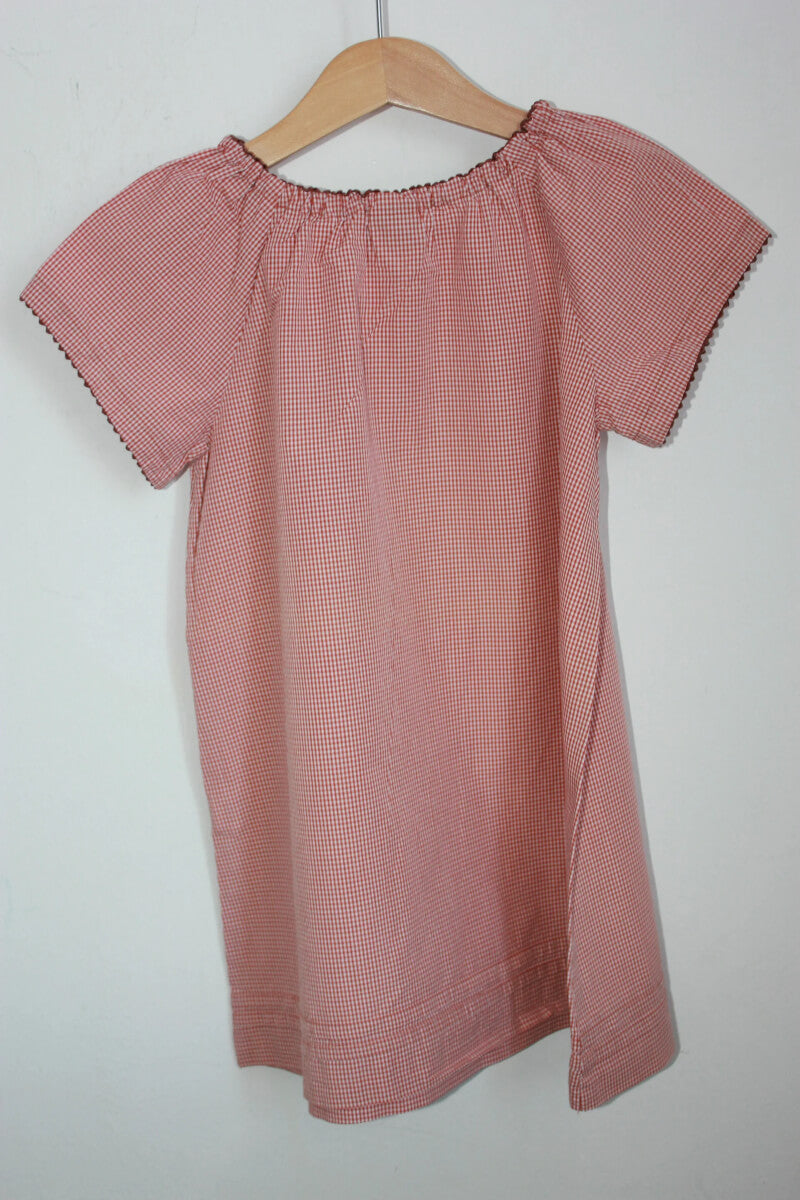 tweedehands katoenen zomerse geruite jurk in bruinroze en ecru, met korte mouwen van bonton in maat 104