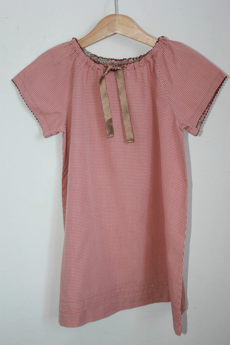 tweedehands katoenen zomerse geruite jurk in bruinroze en ecru, met korte mouwen van bonton in maat 104