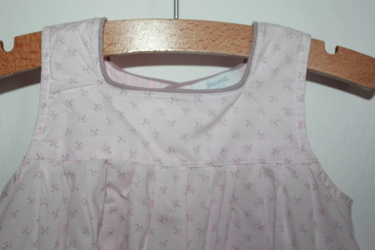 tweedehands katoenen zomerse mouwloze lichtroze-beige gebloemde jurk van jacadi in maat 62