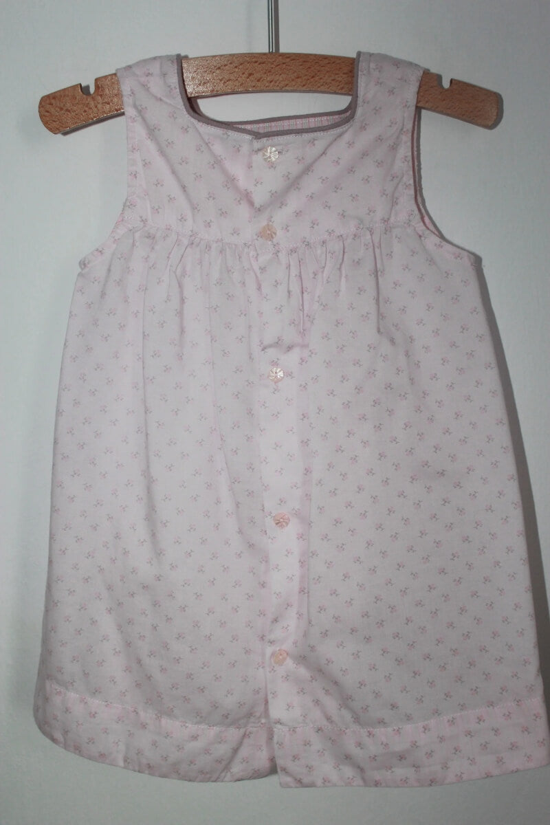 tweedehands katoenen zomerse mouwloze lichtroze-beige gebloemde jurk van jacadi in maat 62