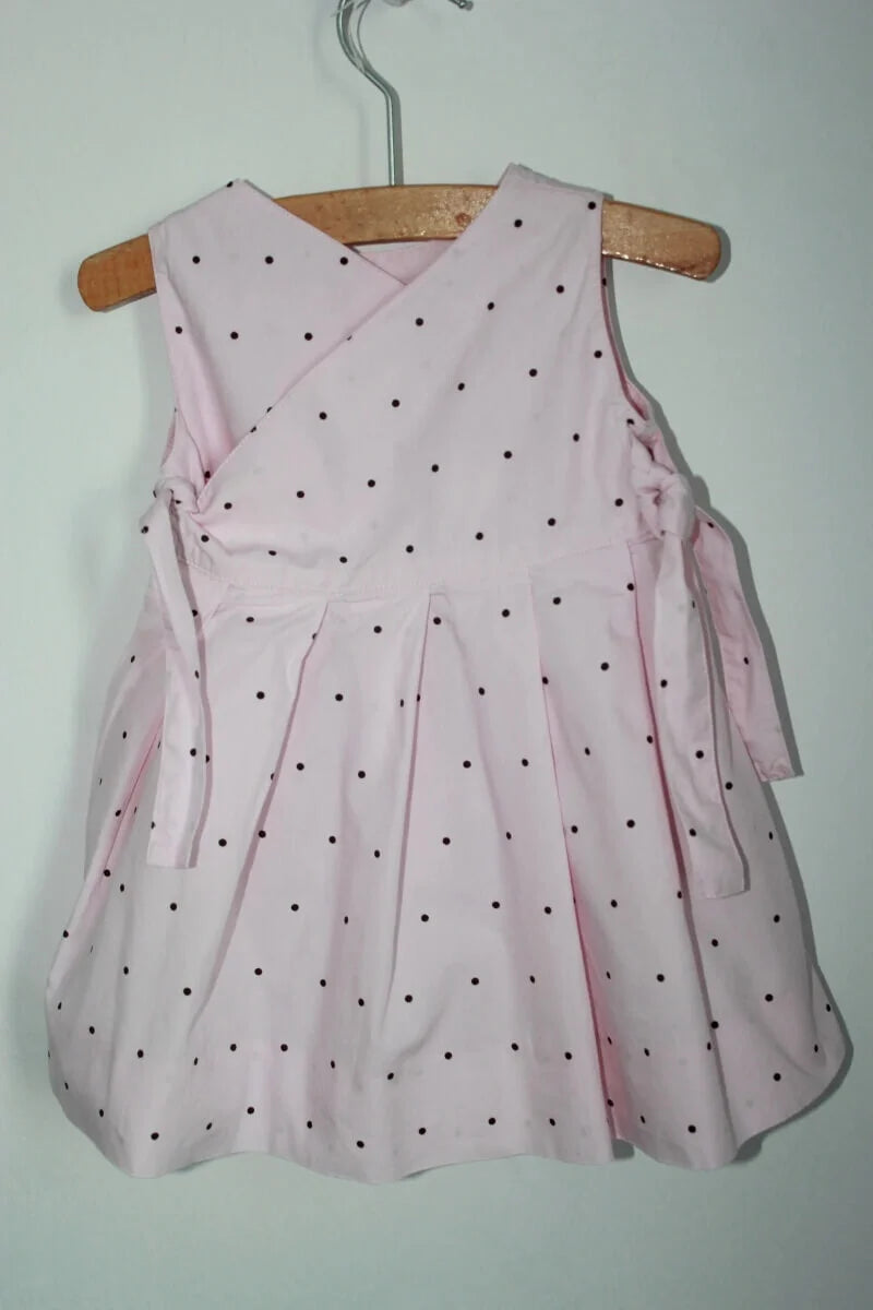 tweedehands katoenen zomerse mouwloze roze jurk met bruine stippen van jacadi in maat 68