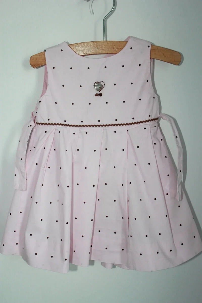 tweedehands katoenen zomerse mouwloze roze jurk met bruine stippen van jacadi in maat 68