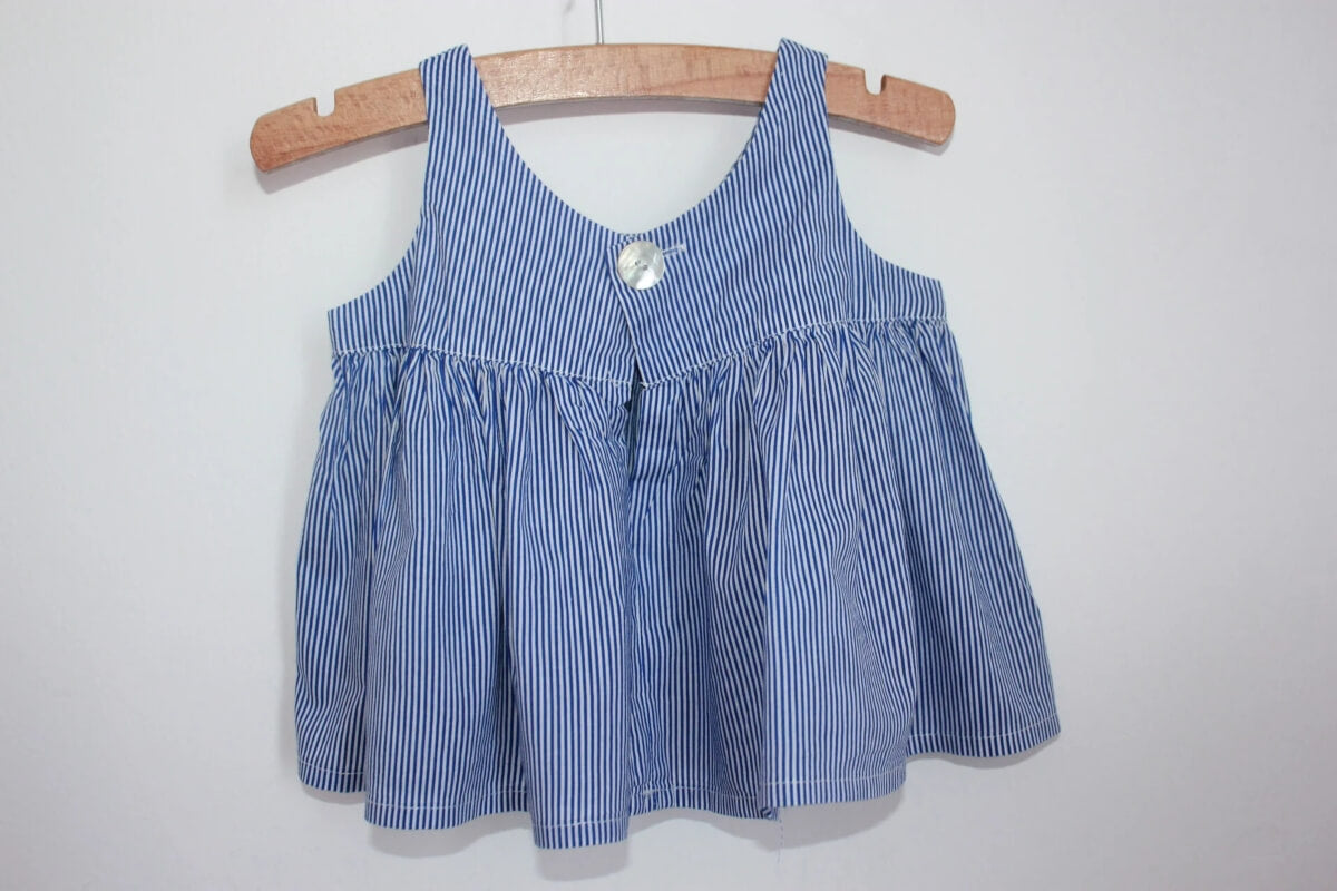 tweedehands katoenen mouwloze blauw met wit gestreepte blouse van bonton in maat 68 voor een baby meisje