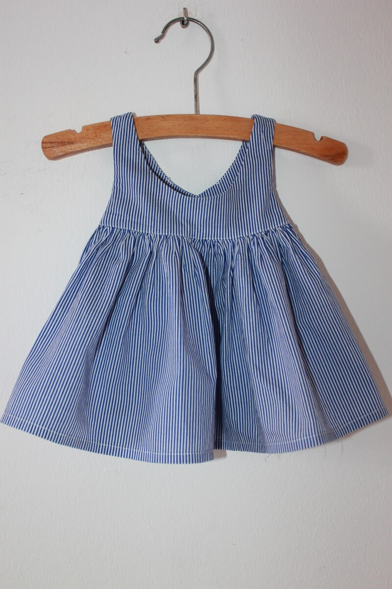 tweedehands katoenen mouwloze blauw met wit gestreepte blouse van bonton in maat 68 voor een baby meisje